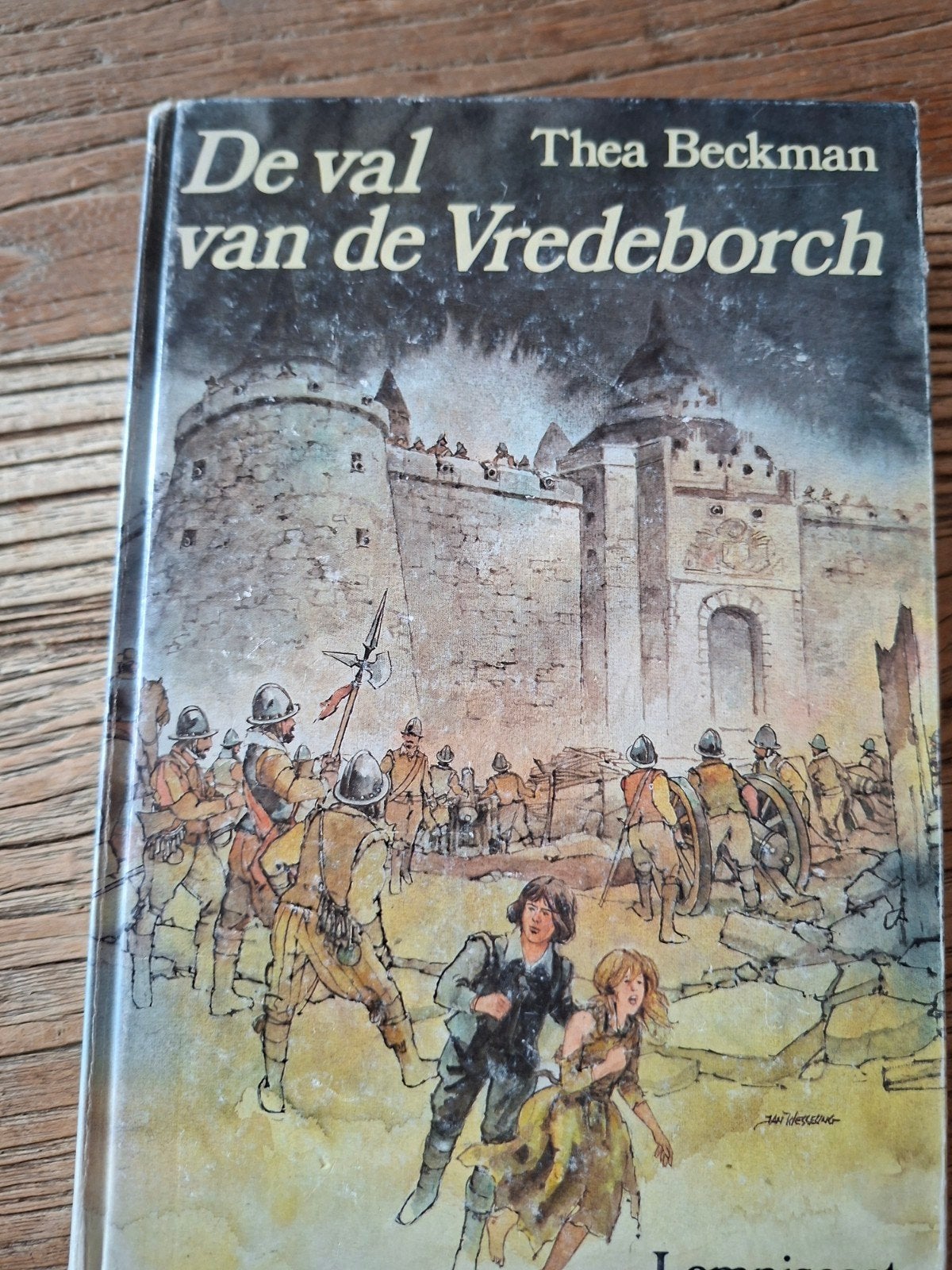 De val van de Vredeborch - Thea Beckman, Boeken, Ophalen of Verzenden, Gelezen, Thea Beckman, Fictie algemeen