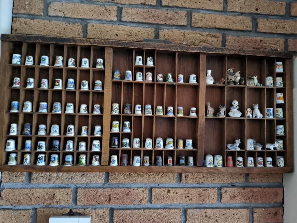 Houten letterbak met diverse vingerhoedjes - Verzameling, Verzamelen, Vingerhoedjes, Ophalen, Gebruikt, Overige materialen, Nederland