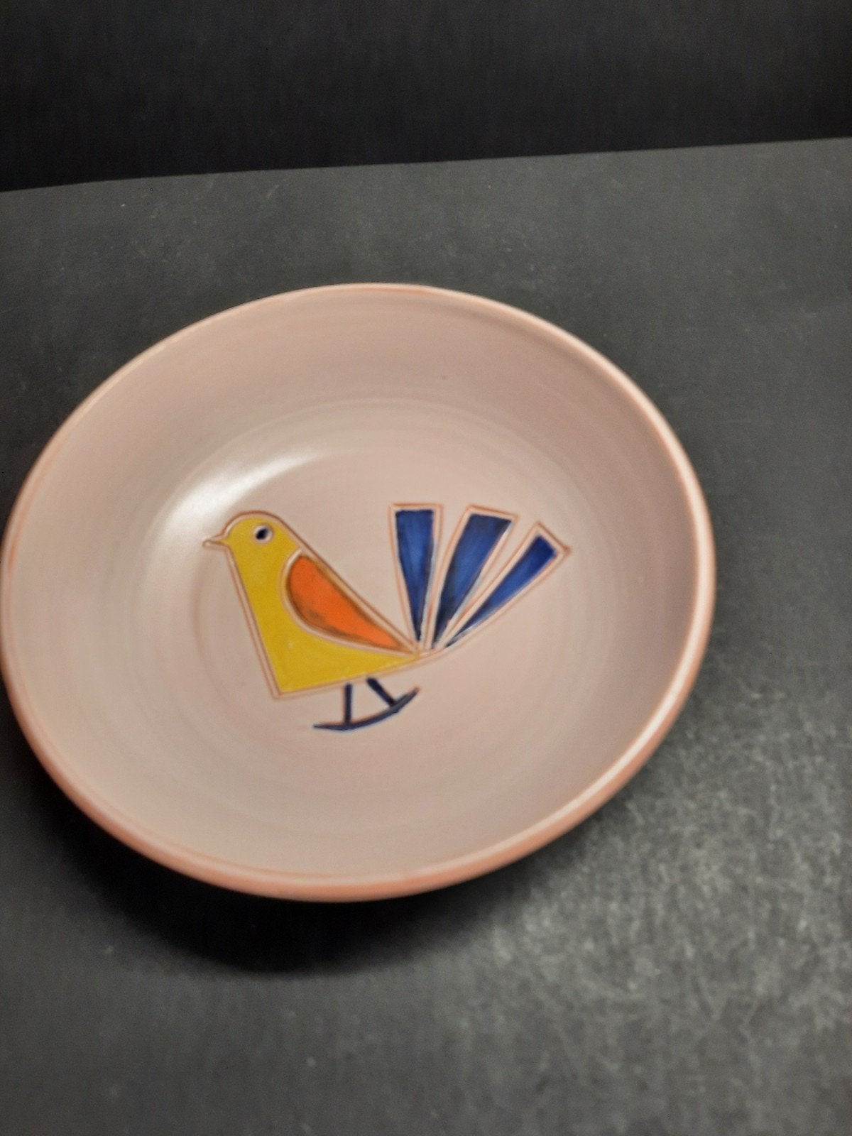 Roze schaaltje met gele vogel, oranje en blauwe accenten, Ophalen of Verzenden