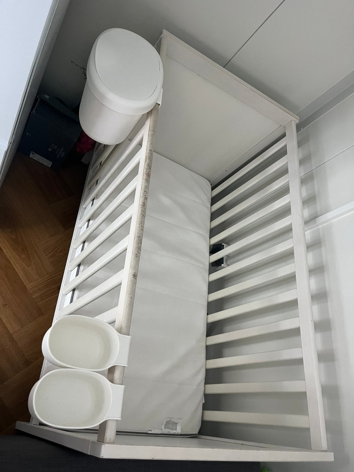 Ledikantje (gratis!) + opbergbakjes + matras (of apart), Kinderen en Baby's, Kinderkamer | Bedden, Ophalen, Zo goed als nieuw