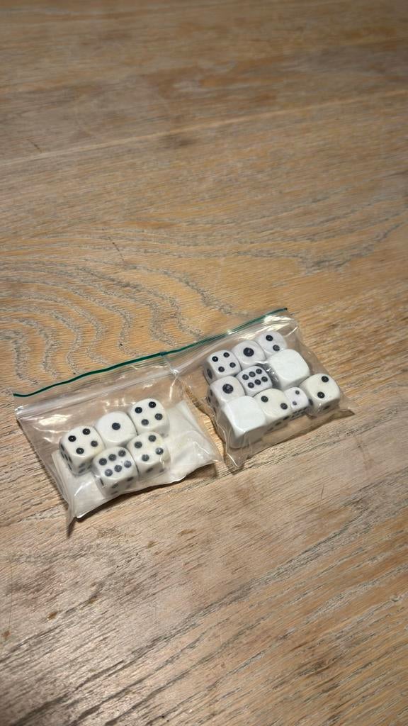 Set van 15 witte dobbelstenen in zakjes, Een of twee spelers, Ophalen of Verzenden, Gebruikt