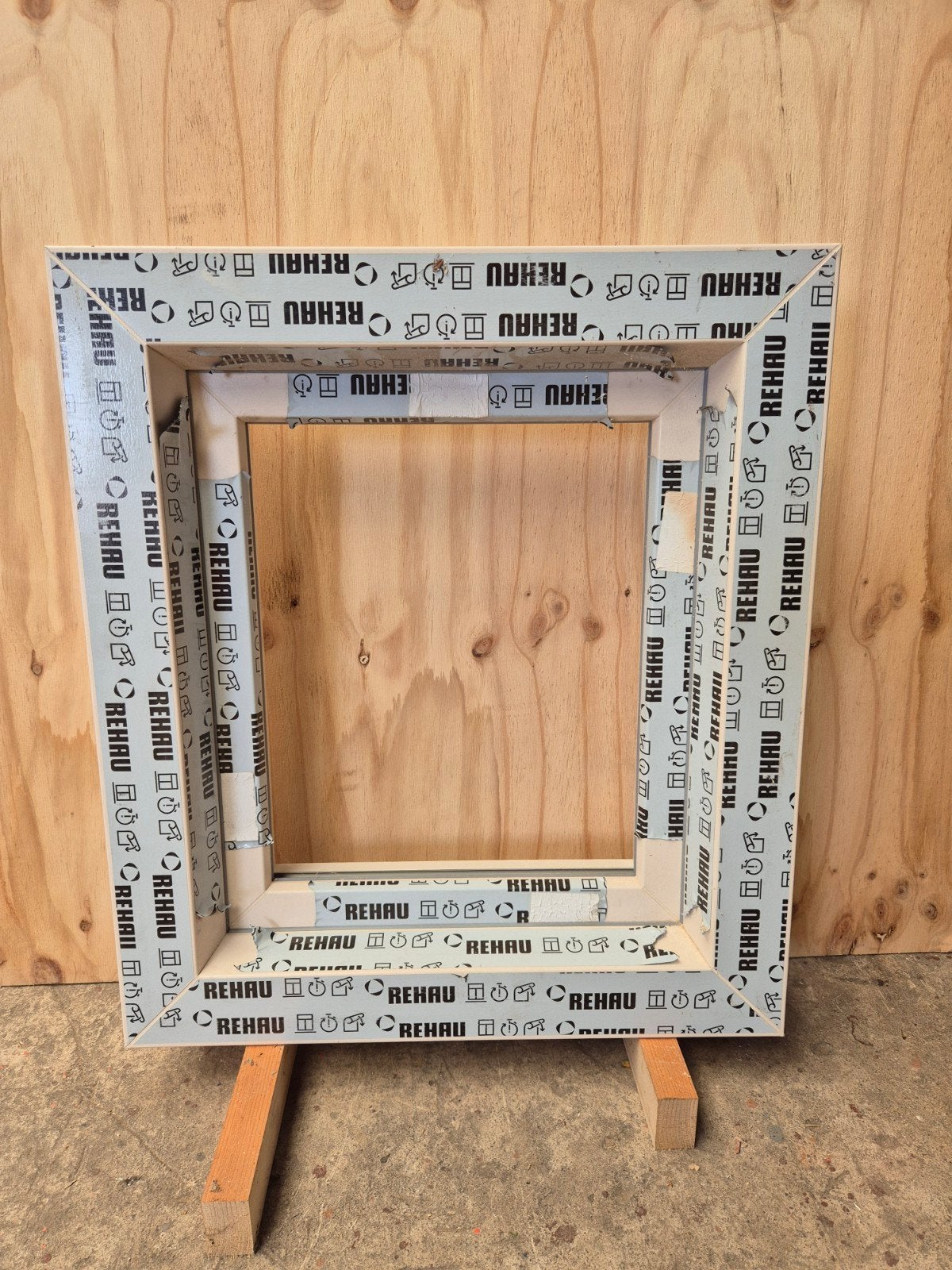 Nieuw kunststof kozijn met draaikiepraam 66,5x75 cm crème ho, Doe-het-zelf en Verbouw, Glas en Ramen, Ophalen, Gevelraam of Ruit