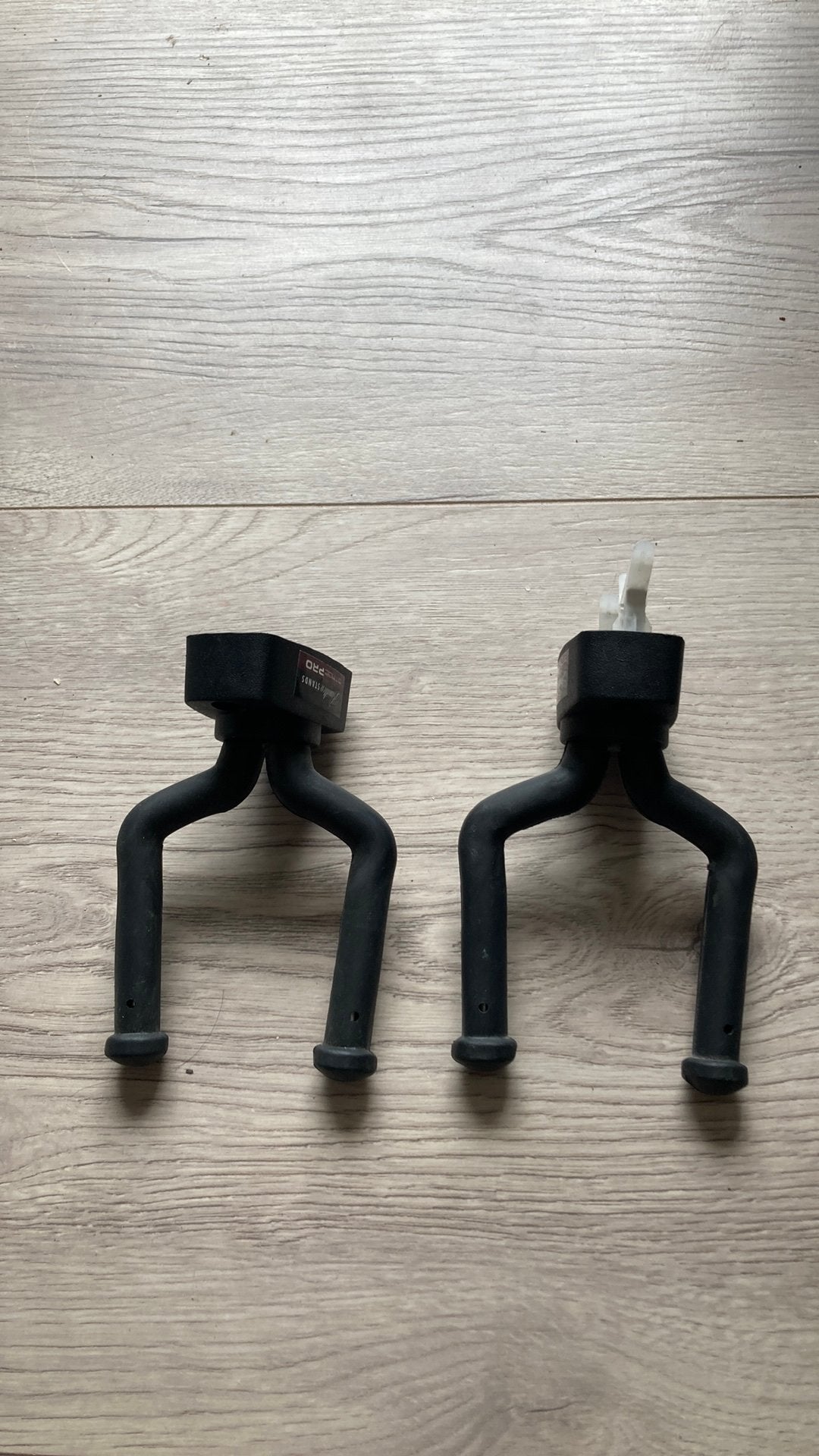 2 hammilton gitaarophangers, Ophalen, Zo goed als nieuw