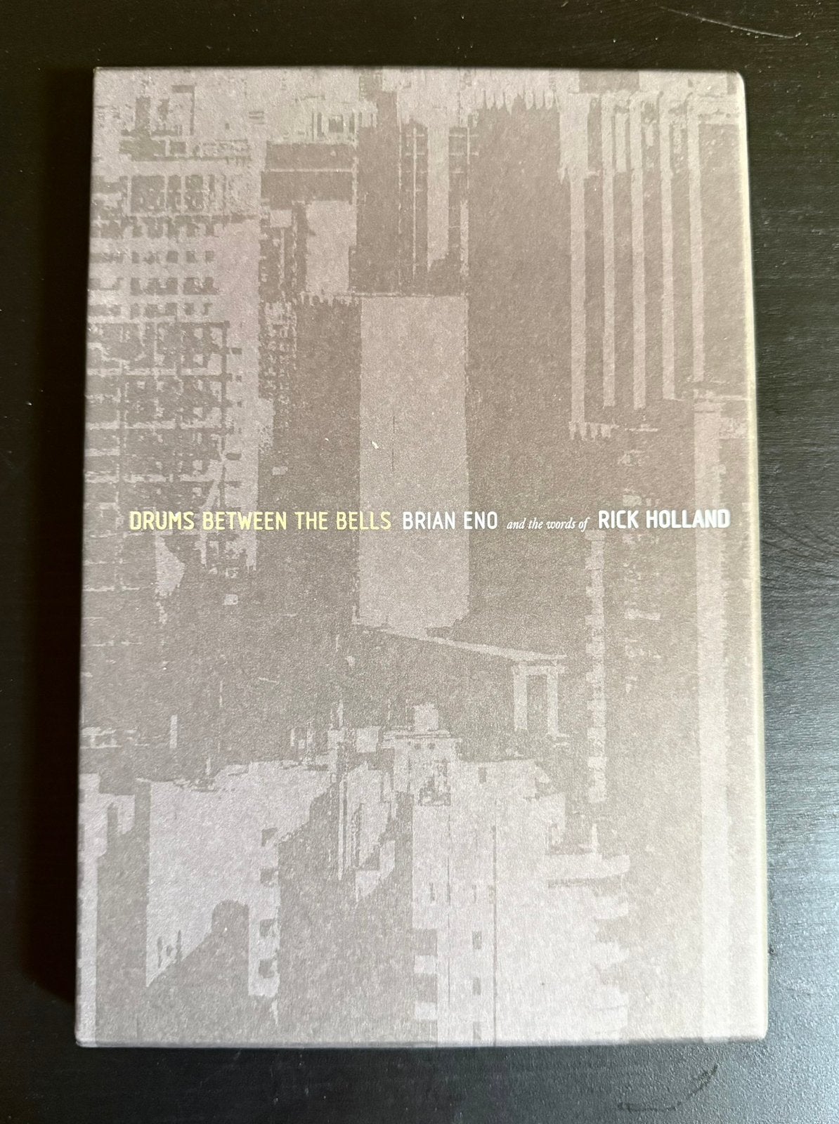 DRUMS BETWEEN THE BELLS BRIAN ENO and the words RICK HOLLAND, Verzenden, Zo goed als nieuw