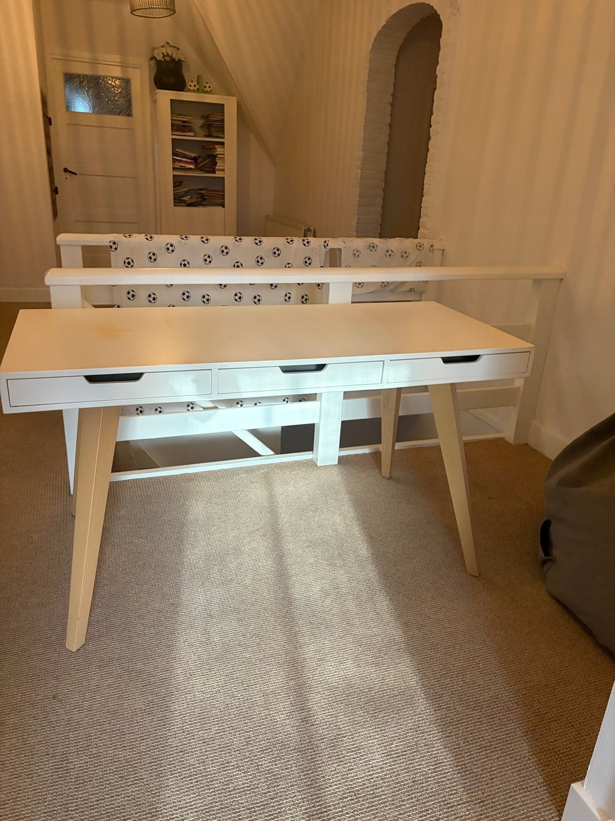 Wit bureau met lades en houten poten van wood, Ophalen, Gebruikt, 142 cm, Computerbureau