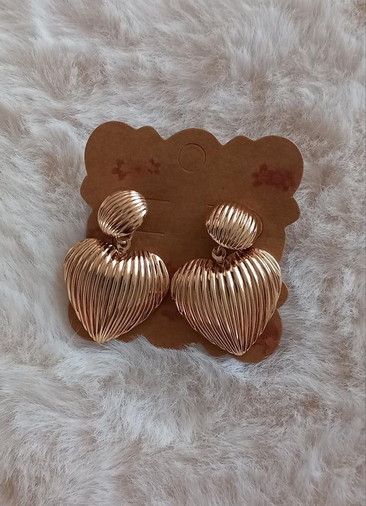 Gouden hartjes oorbellen, Overige materialen, Nieuw, Ophalen of Verzenden, Knopjes of Stekers