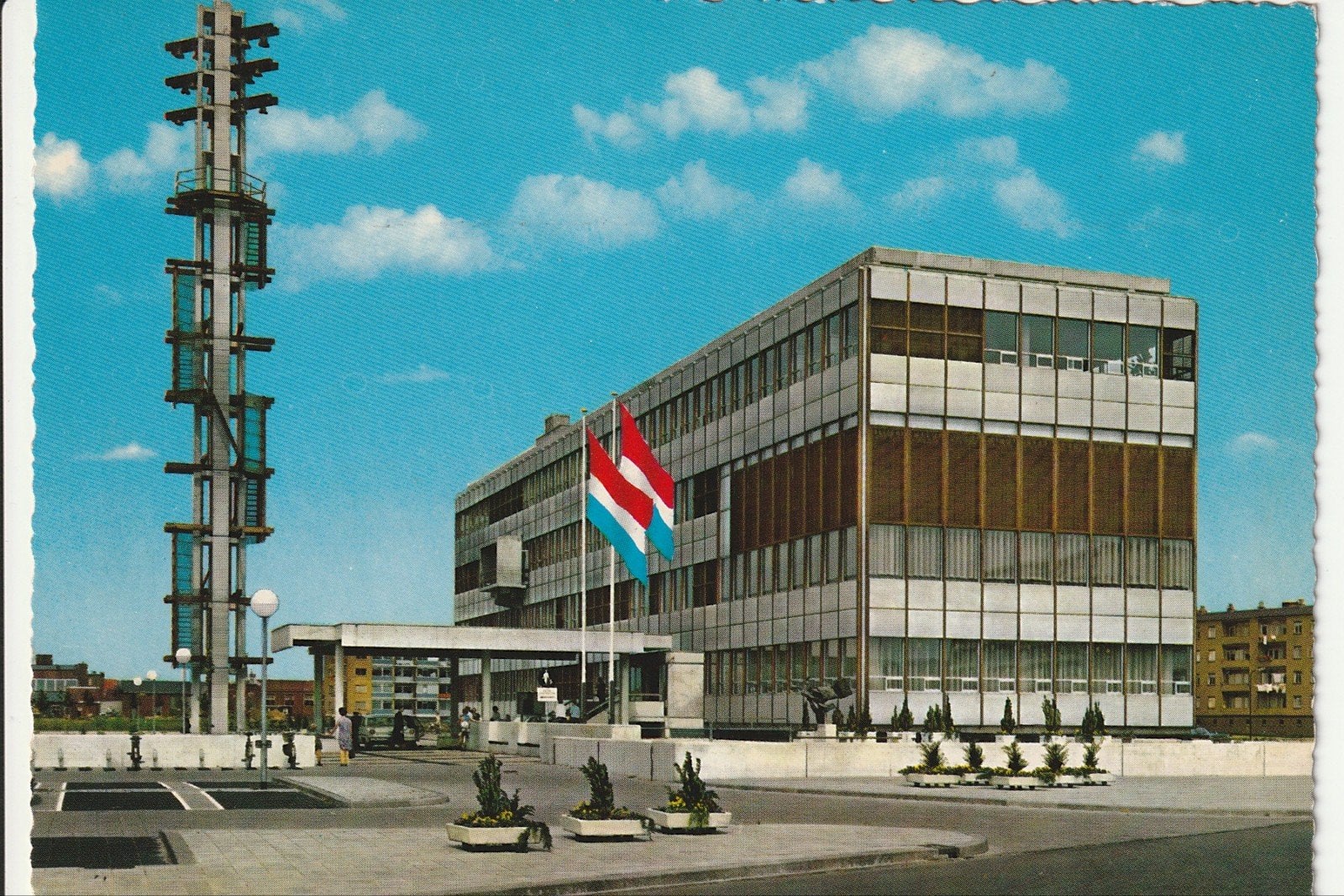 RAADHUIS MODERN MET KLOKKETOREN NEDERLANDSE VLAGGEN BLOEMBAK, Ophalen of Verzenden, 1960 tot 1980, Ongelopen, Gelderland