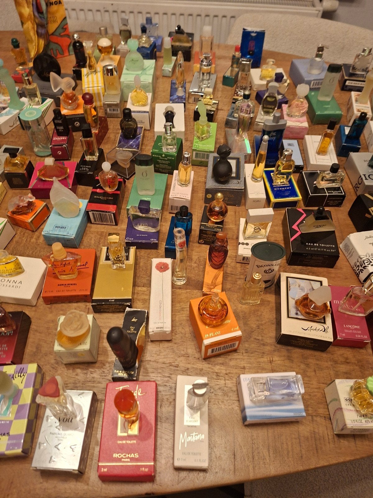 Heeeeele grote verzameling van meer dan 100 miniaturen +doos, Verzamelen, Parfumverzamelingen, Ophalen of Verzenden, Nieuw, Miniatuur