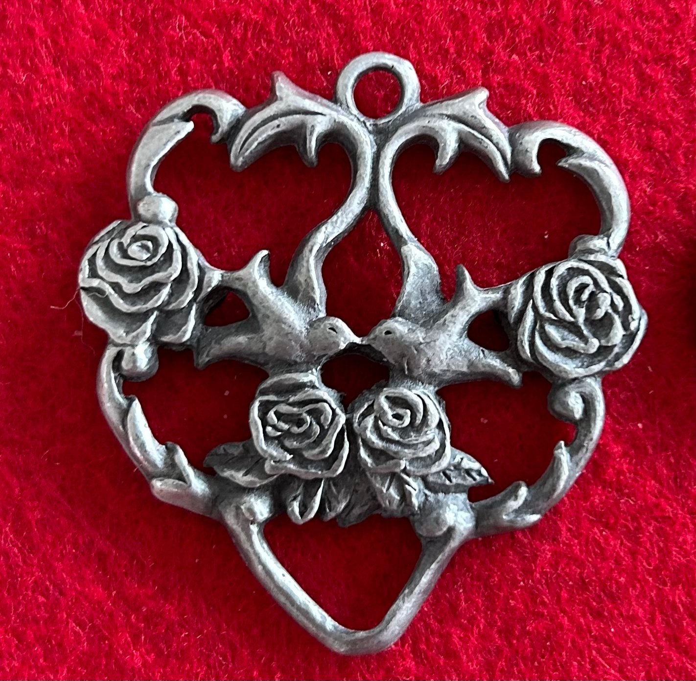 Handgemaakt tinnen hart uit Oostenrijk met vogels en rozen, Antiek en Kunst, Antiek | Tin, Ophalen of Verzenden
