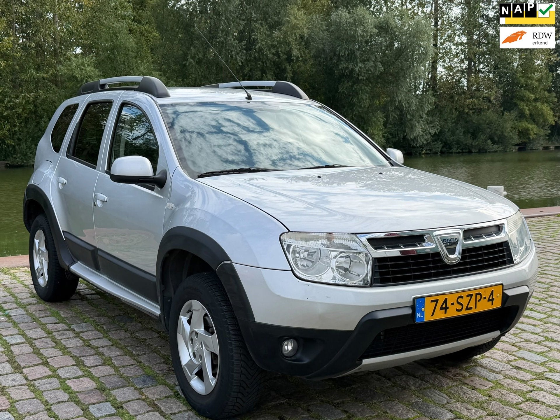Dacia Duster 1.6 Aniversare 2wd 1e eigenaar uniek km org nl, Auto's, Voorwielaandrijving, Euro 5, Lederen bekleding, Gebruikt