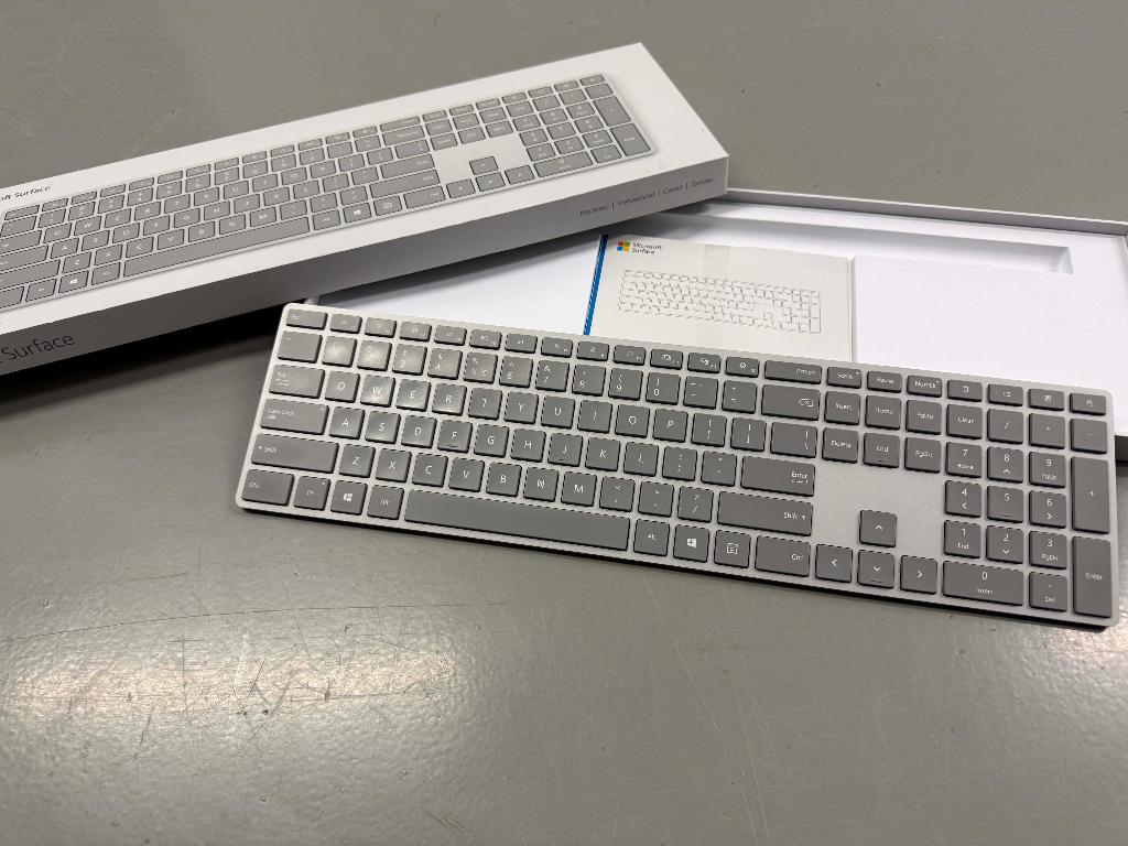 Microsoft Surface Keyboard Originele verpakking Grijs, Computers en Software, Toetsenborden, Zo goed als nieuw, Qwerty, Draadloos