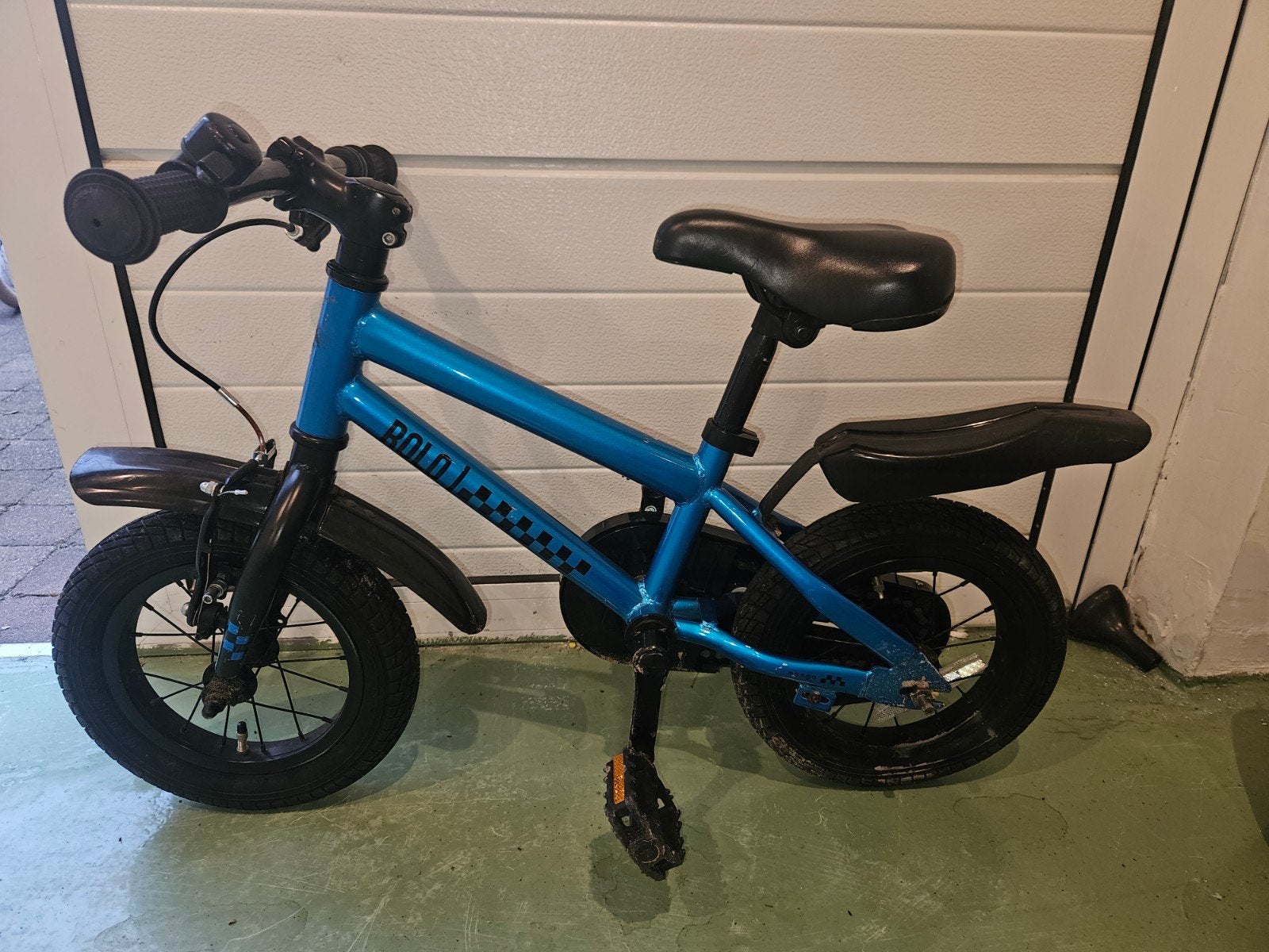 12 inch kinderfiets - Blauw - Zijwieltjes mogelijk, Fietsen en Brommers, Ophalen, Zijwieltjes, Gebruikt, Minder dan 16 inch