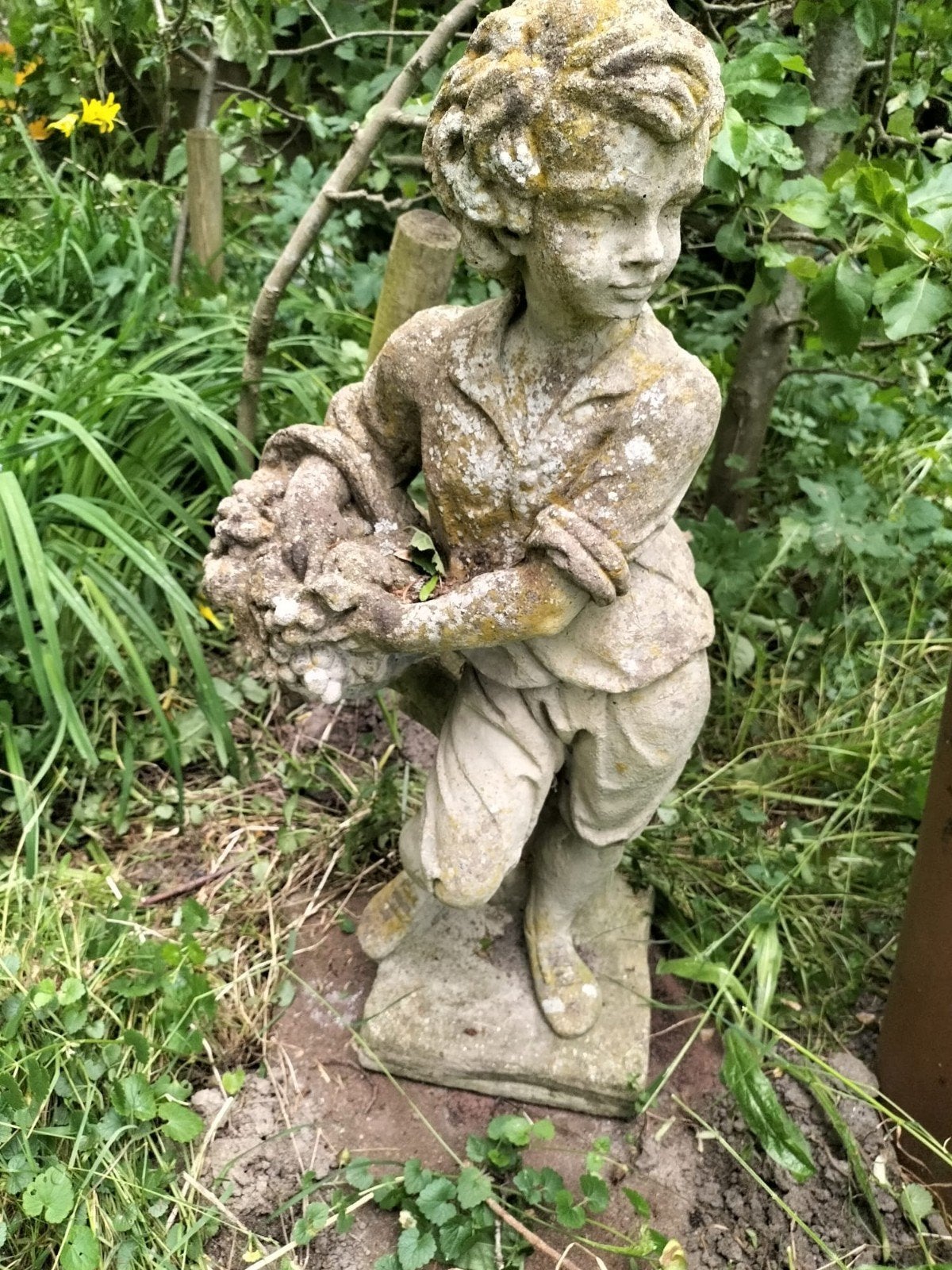 Vintage betonnen tuinbeeld jongen met fruitmand, Tuin en Terras, Ophalen, Gebruikt, Beton, Mensenbeeld