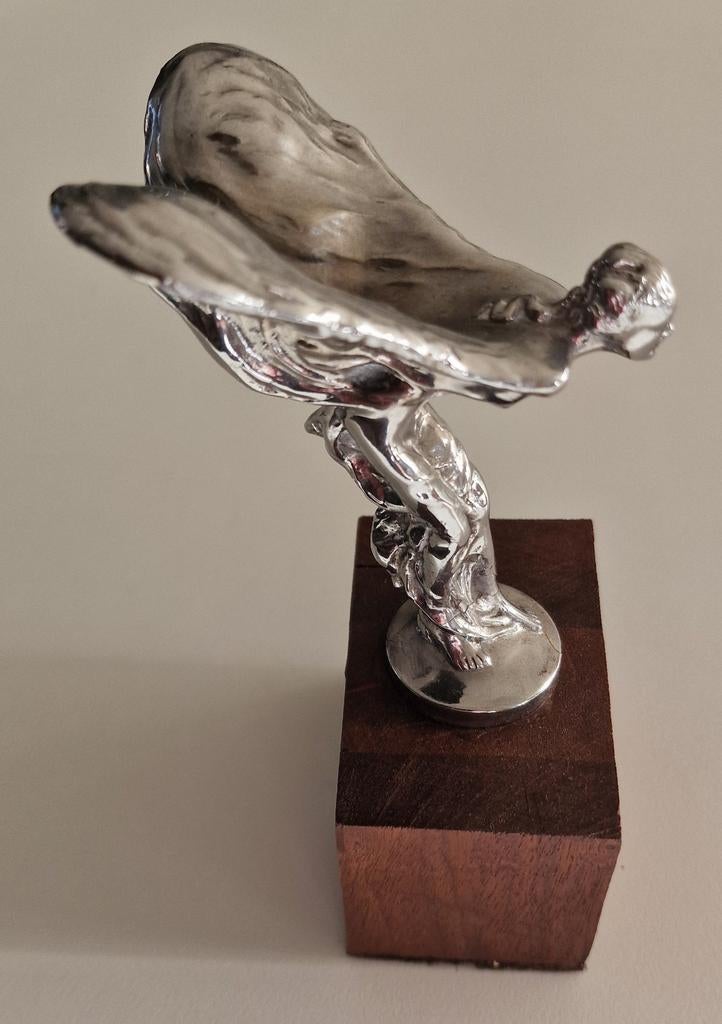 Rolls-Royce Spirit of Ecstasy jaren '70 op houten sokkel, Ophalen of Verzenden, Gebruikt, Overige typen