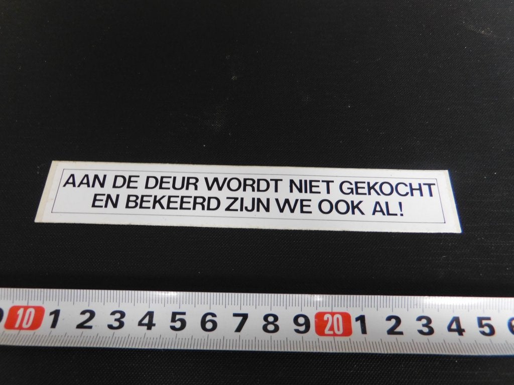 sticker Aan de deur wordt niet gekocht en bekeerd zijn we, Verzamelen, Ophalen, Zo goed als nieuw
