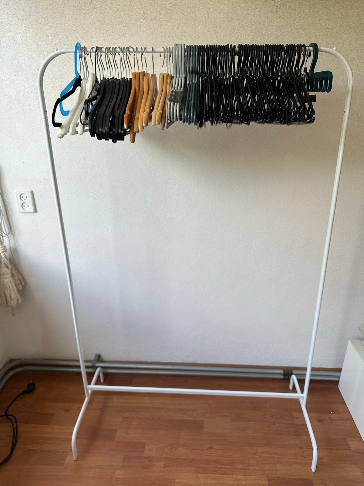 IKEA MULIG Kledingrek wit met 80 kledinghangers, Kleding | Dames, Kledingrekken, Ophalen, Gebruikt
