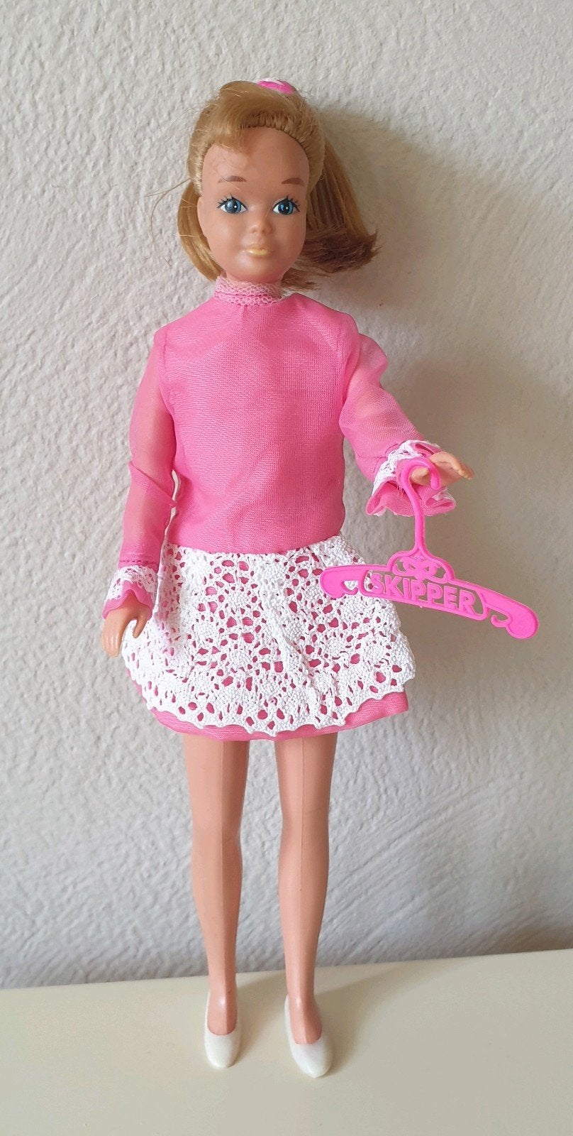 (Barbie) skipper in #1949 all prettied + flats Mattel 1967,, Verzamelen, Ophalen of Verzenden, Pop