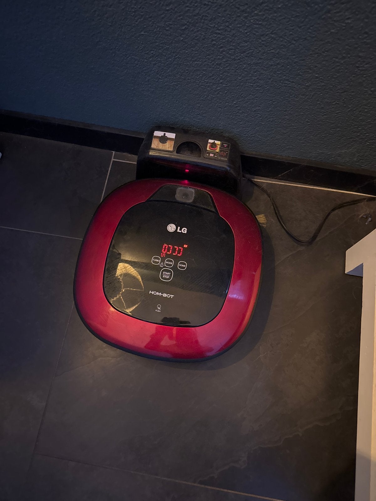 LG Hom-Bot Robotstofzuiger - Rood, Witgoed en Apparatuur, Ophalen, Overige merken, Gebruikt, Oplaadstation