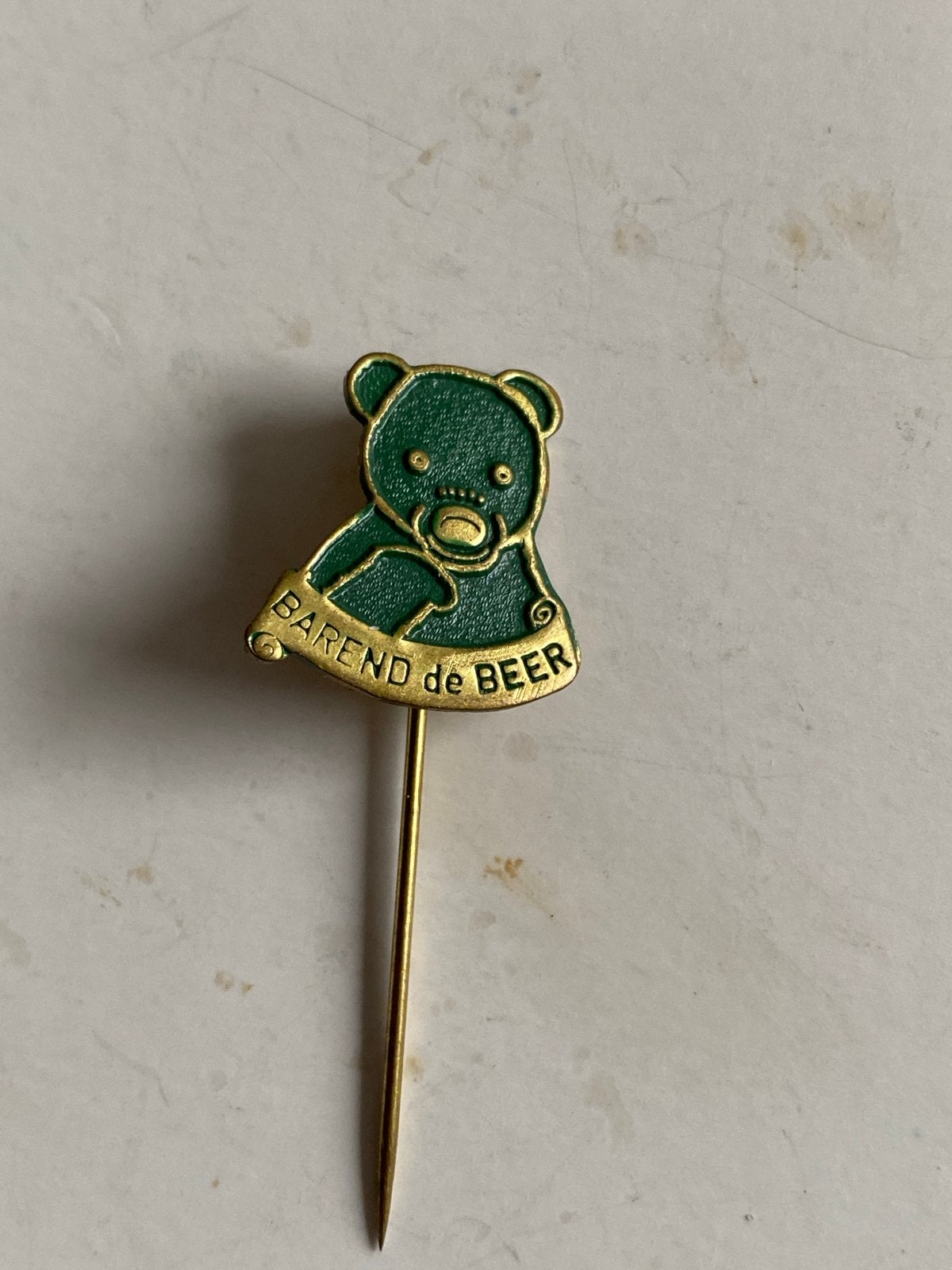 Vintage promotioneel speldje Barend de Beer (KRO/NCRV), Verzamelen, Ophalen of Verzenden, Gebruikt, Figuurtje, Speldje of Pin