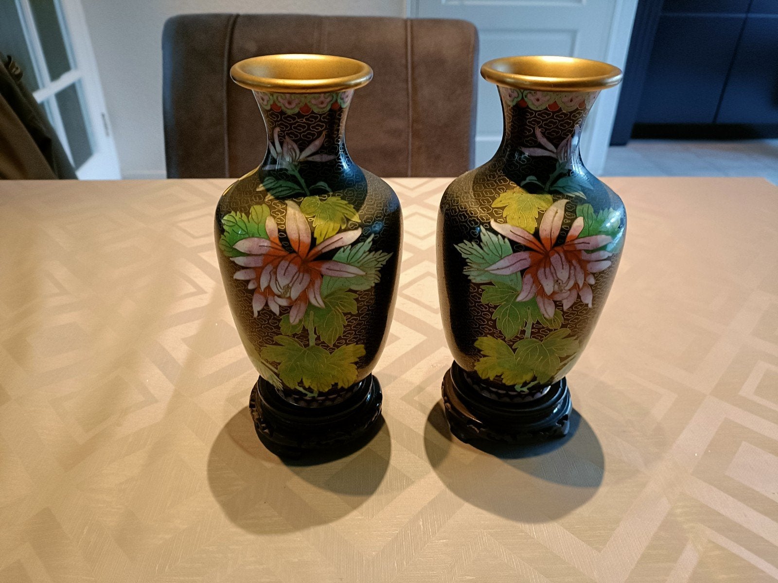Set van 2 antieke Chinese cloisonné vaasjes met onderzetters, Ophalen