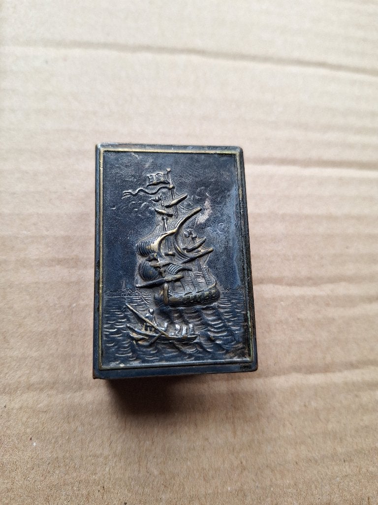 Antieke metalen luciferdooshouder / hoes met zeilschip, Ophalen of Verzenden, Gebruikt, Luciferdoosjes of -merken