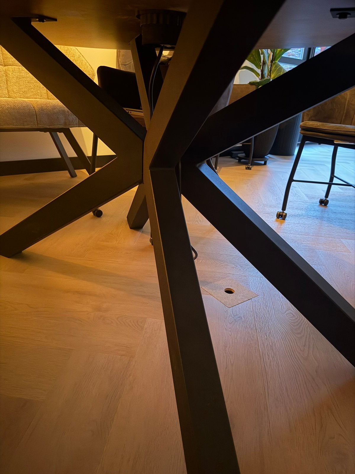 Ovale eettafel met zwart metalen onderstel, Ophalen, 50 tot 100 cm, Zo goed als nieuw, 150 tot 200 cm