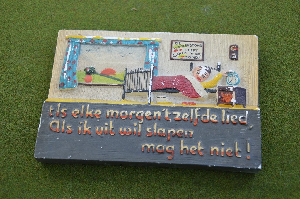 oude gipsen spreuktegel jaren 50/ 60 `T is elke morgen hetze, Antiek en Kunst, Antiek | Wandborden en Tegels, Ophalen of Verzenden