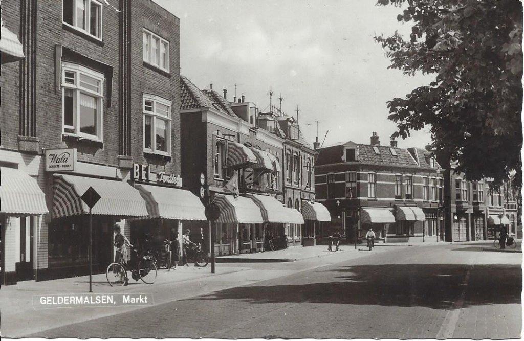 Geldermalsen (Gld.) Markt, Winkelstraat, Brommer, gel. 1965, Ophalen of Verzenden, 1960 tot 1980, Gelopen, Gelderland