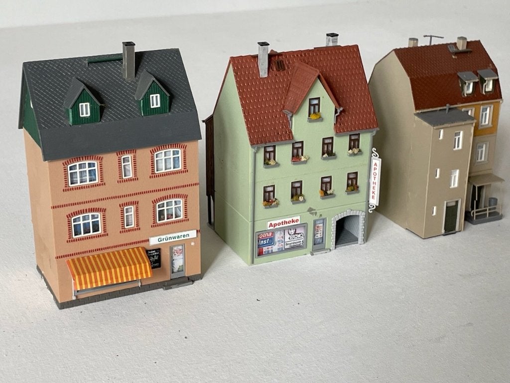 Modelbouw 7 HO huizen 10 - 13 cm groot, incl. 1 hoekhuis, Overige merken, Gelijkstroom of Wisselstroom, Brug, Tunnel of Gebouw