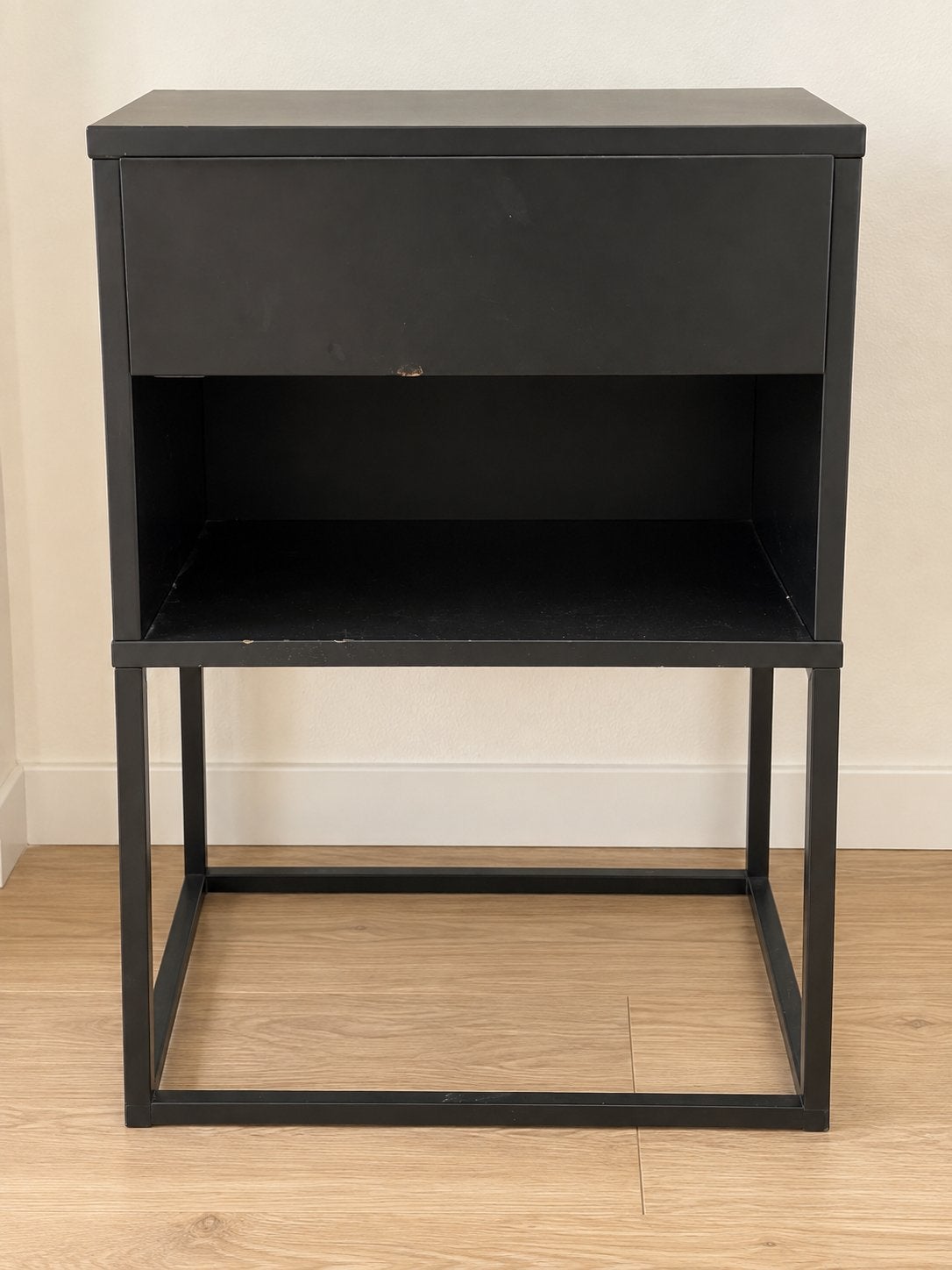 IKEA VIKHAMMER zwart nachtkastje met lade, Ophalen, Gebruikt, Minder dan 45 cm