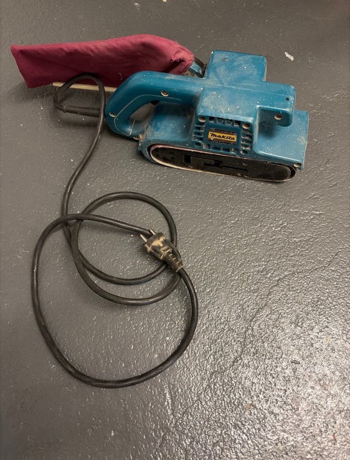 z.g.o.h Makita bandschuurmachine 9901met nieuwe schuurbanden, Doe-het-zelf en Verbouw, Ophalen, Gebruikt, 600 tot 1200 watt, Bandschuurmachine