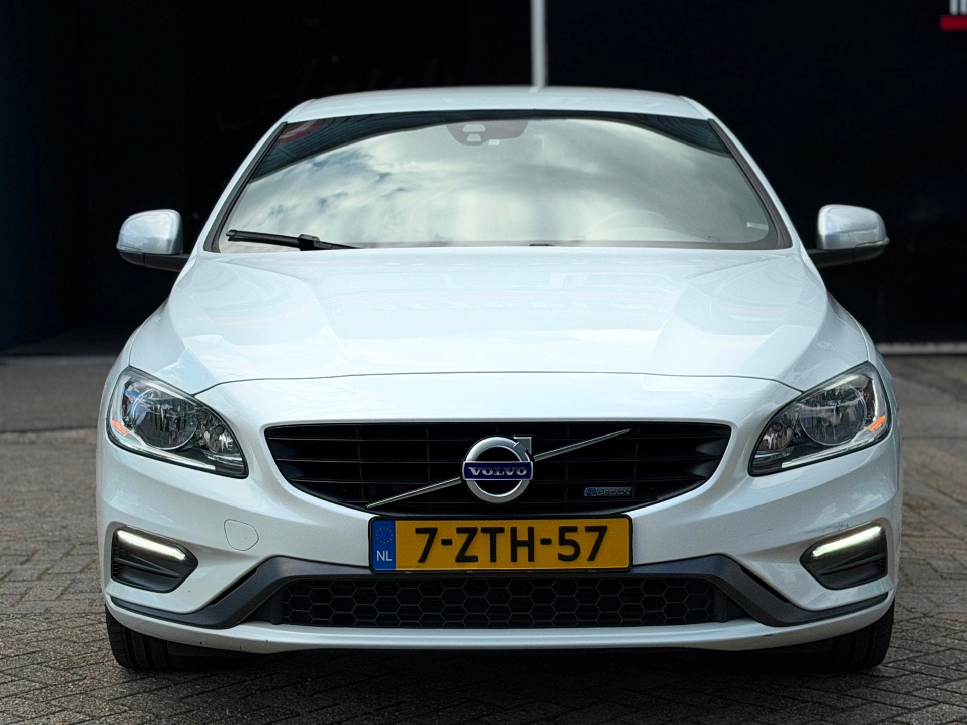 Volvo S60 1.6 T3 R-Design AUTOMAAT MEMORY/LEDER/NAVI/PDC | K, Auto's, 15 km/l, Gebruikt, Zwart, 4 cilinders