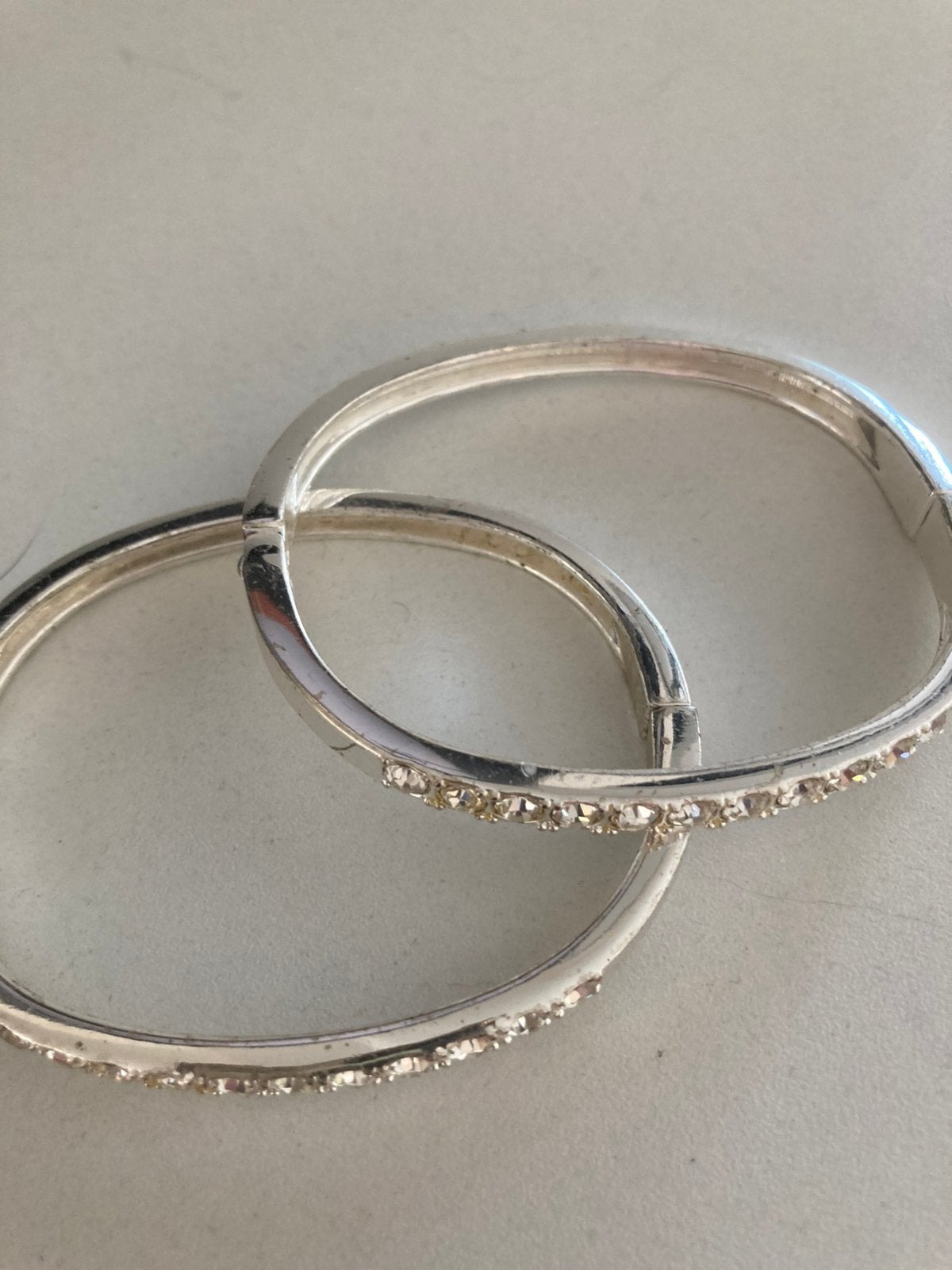 2 zilverkleurige armbanden bezet met stenen., Ophalen of Verzenden, Zo goed als nieuw, Zilver, Overige materialen