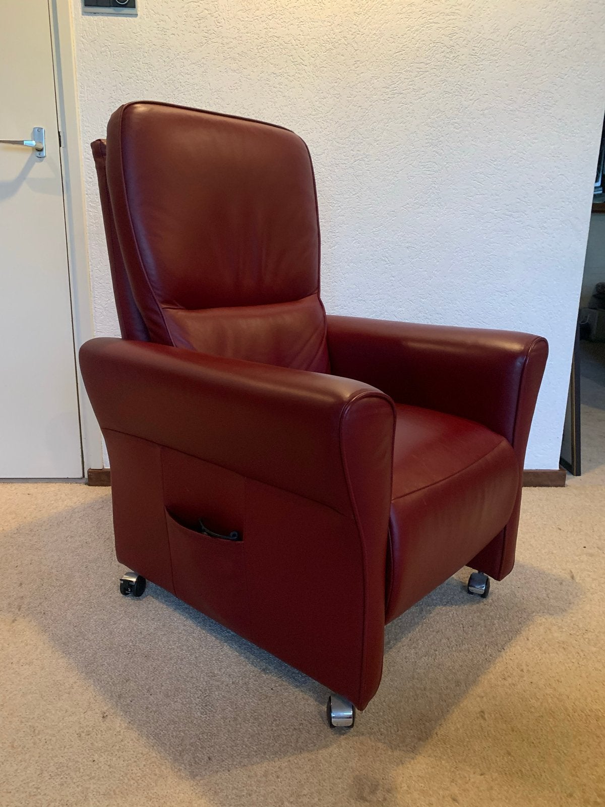Luxe bordeauxrode leren relaxfauteuil met elektrische bedien, Ophalen, Gebruikt, Leer, 75 tot 100 cm