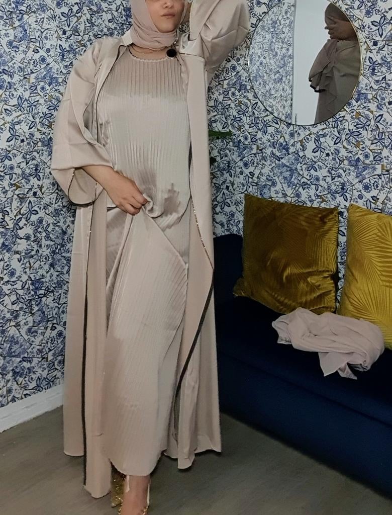 Luxe Dubai Abaya van puur zijde - 3-delig met sjaal en riem, Kleding | Dames, Jurken, Maat 38/40 (M), Beige, Nieuw, Ophalen of Verzenden