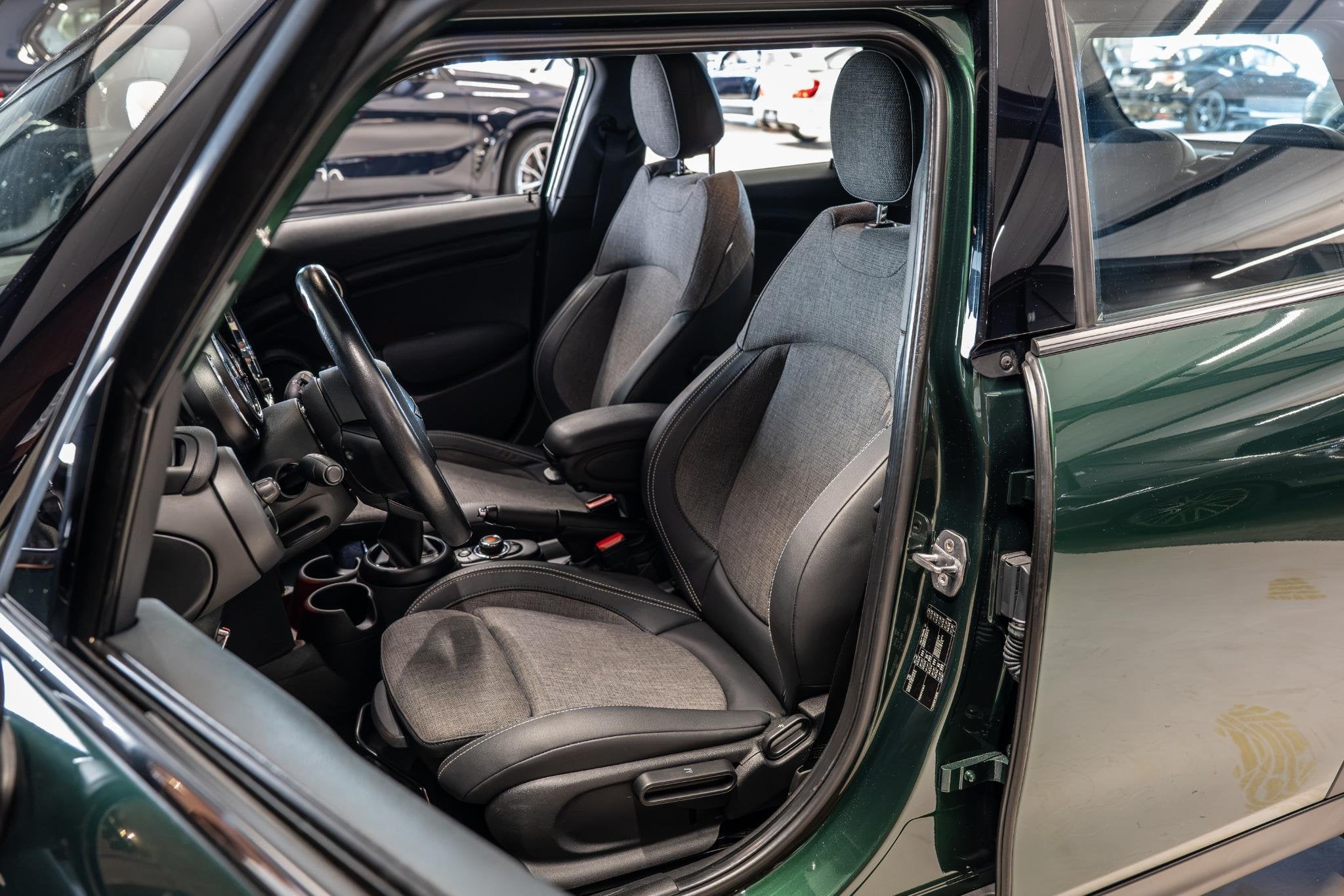 MINI 5-Deurs 1.5 Cooper Pepper Business NL Auto | Dealer Ond, Auto's, Mini, 136 pk, Gebruikt, 49 €/maand, Origineel Nederlands