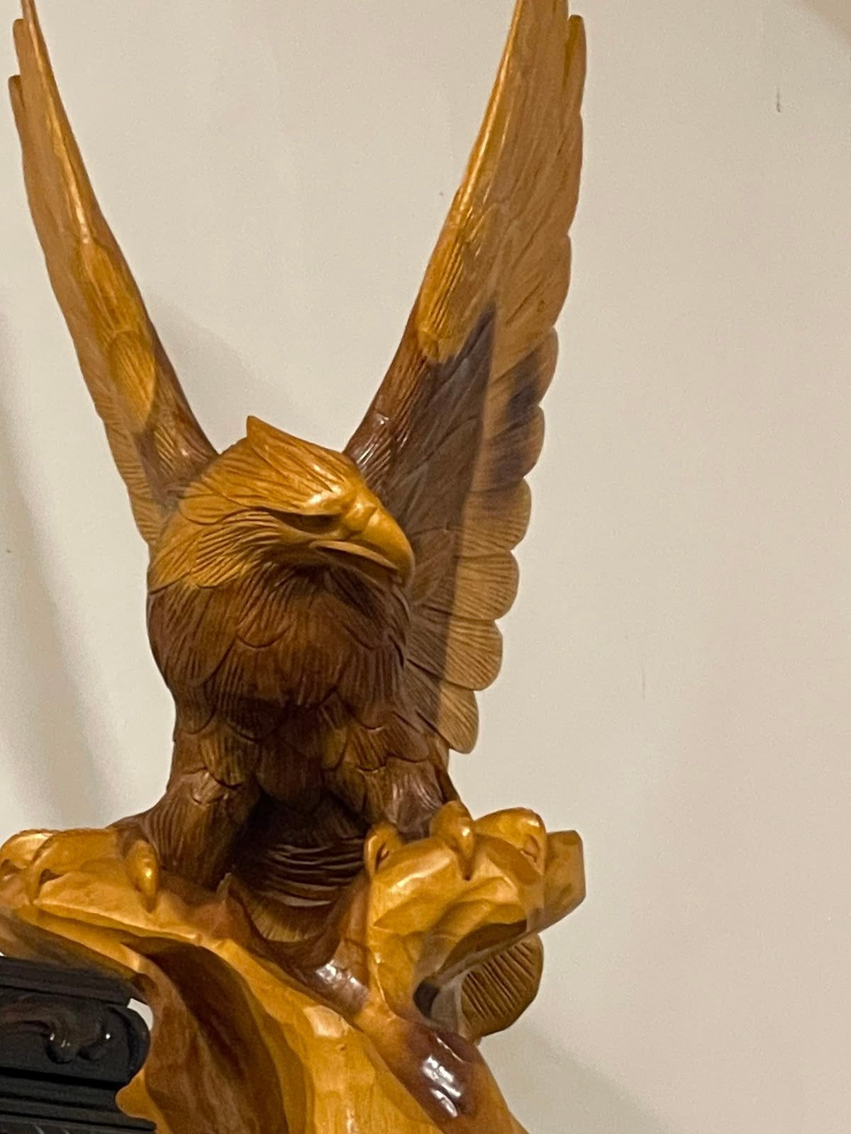 Te koop prachtige met hand uitgestoken houten roof  vogel, Antiek en Kunst, Ophalen, Handgemaakt, Hout, Bruin