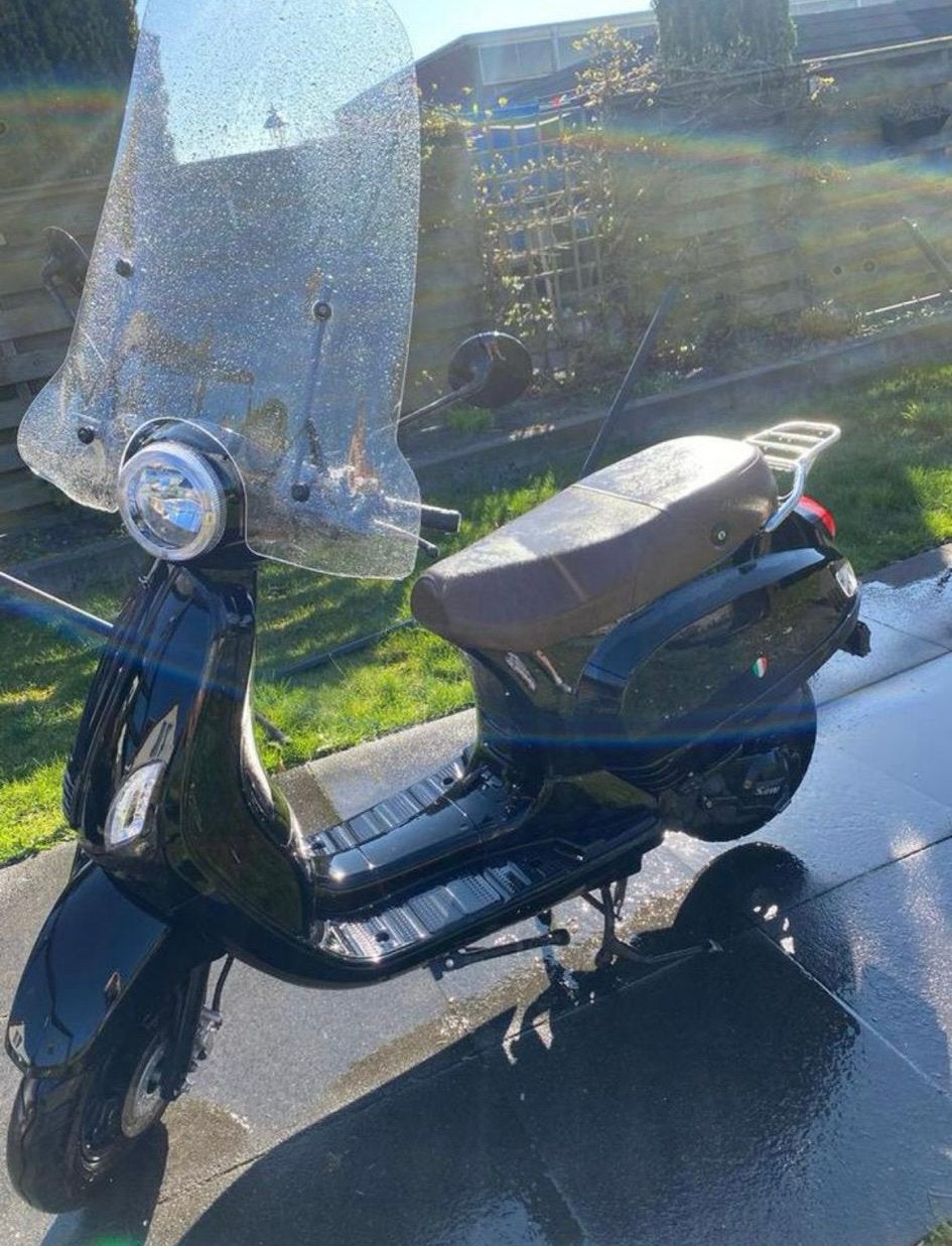 Zwarte senzo riva lux - geel kenteken, Fietsen en Brommers, Scooters | Overige merken, Ophalen, Maximaal 45 km/u, Zo goed als nieuw