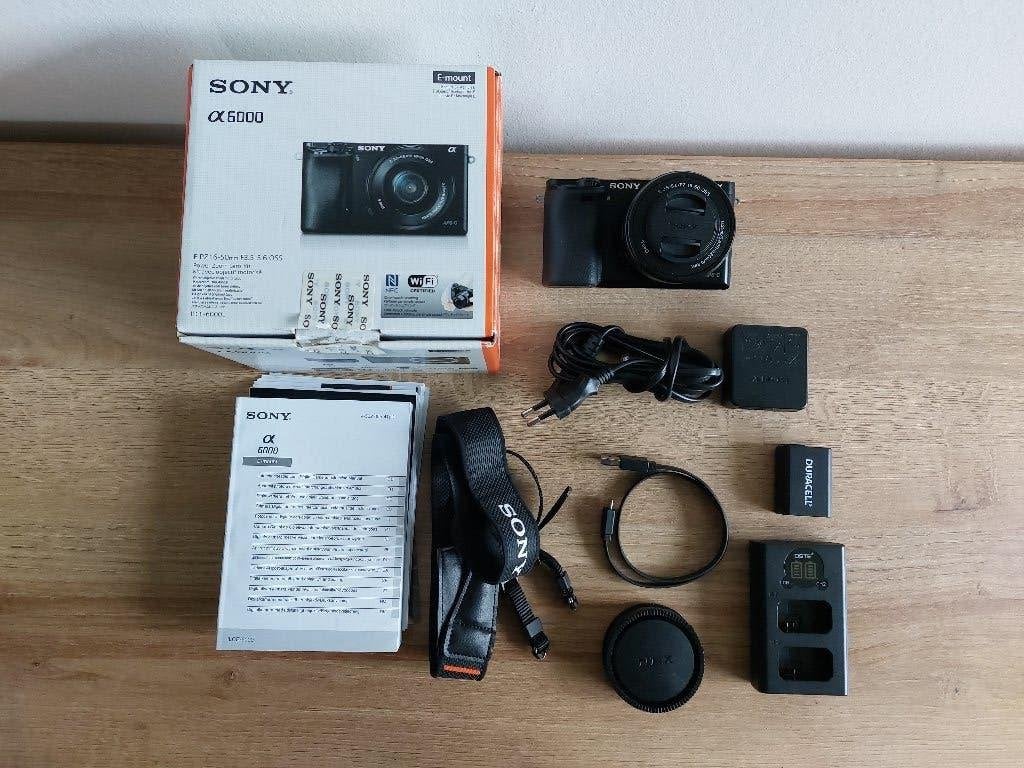 Sony A6000 + 16-50 mm kitlens + accessoires (12394 clicks), Audio, Tv en Foto, Fotocamera's Digitaal, Ophalen of Verzenden, Zo goed als nieuw