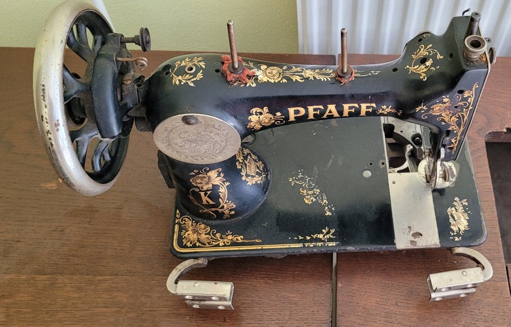 Antieke Pfaff naaimachine in originele kast, Ophalen
