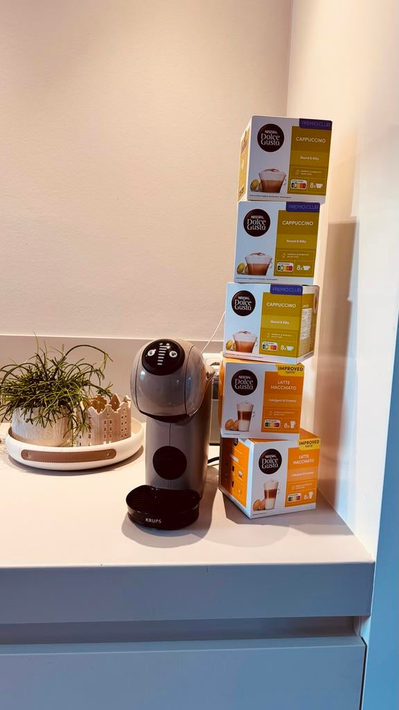 Nescafé Dolce Gusto Genio met dozen cups, Koffiemachine, Ophalen of Verzenden, Zo goed als nieuw, 1 kopje
