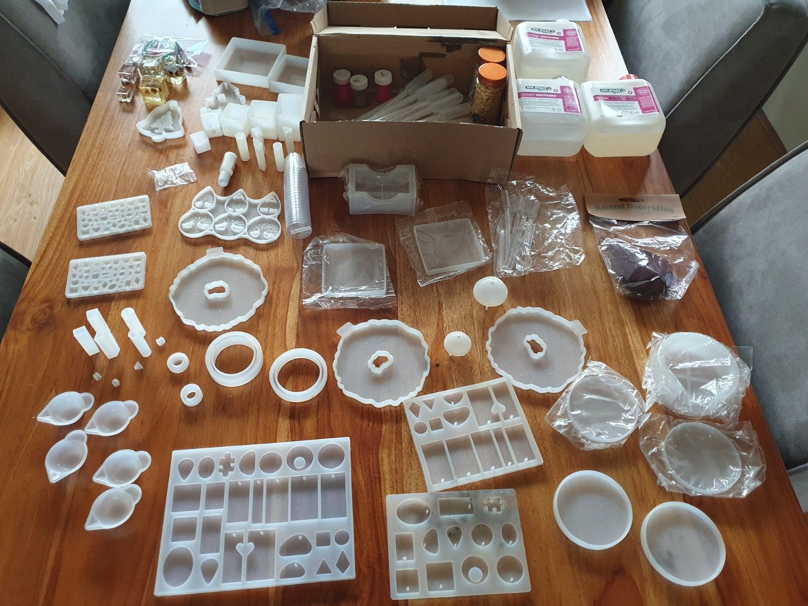 Epoxy giethars set met diverse siliconen mallen, Gebruikt, Overige thema's, Ophalen of Verzenden, Kunststof