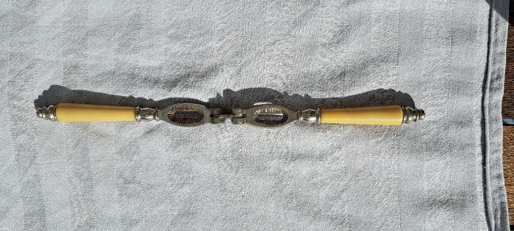 Antieke / Vintage verzilverde notenkraker – A.P. merk, Ophalen of Verzenden
