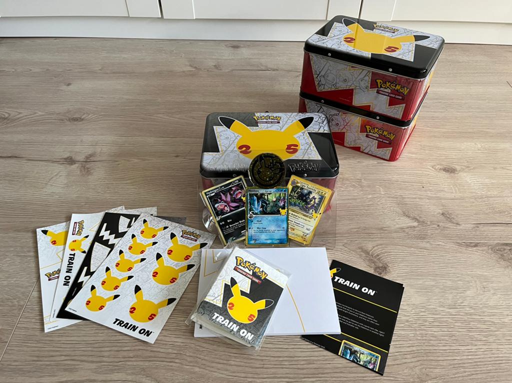 Pokemon Collectors chest 25th anniversary INCL PROMO’s, Hobby en Vrije tijd, Verzamelkaartspellen | Pokémon, Ophalen of Verzenden
