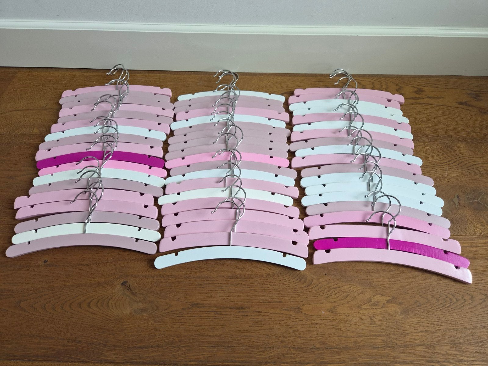 55 Roze en witte kledinghangers voor kinderen, Ophalen, Gebruikt, Hout, Kinderen