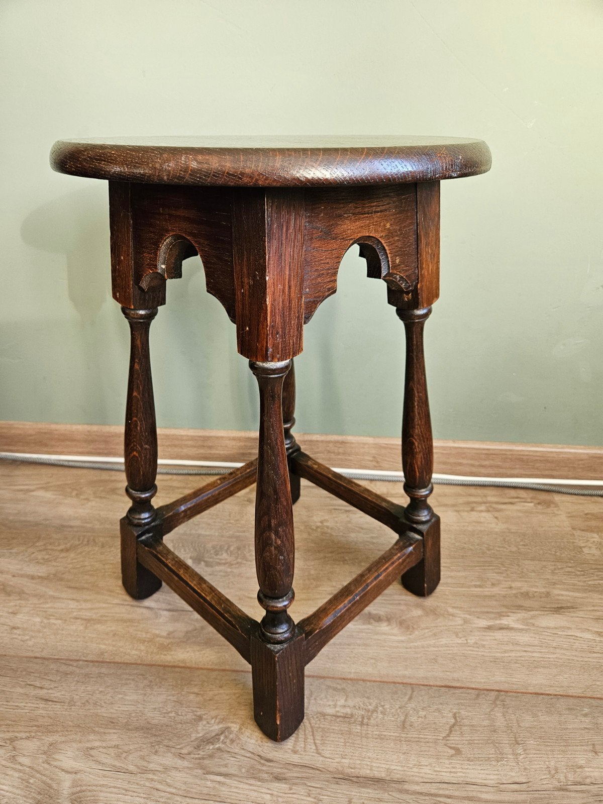 Vintage houten krukje / plantentafel / bijzettafel, rond, Huis en Inrichting, Krukjes, Ophalen of Verzenden, Hout