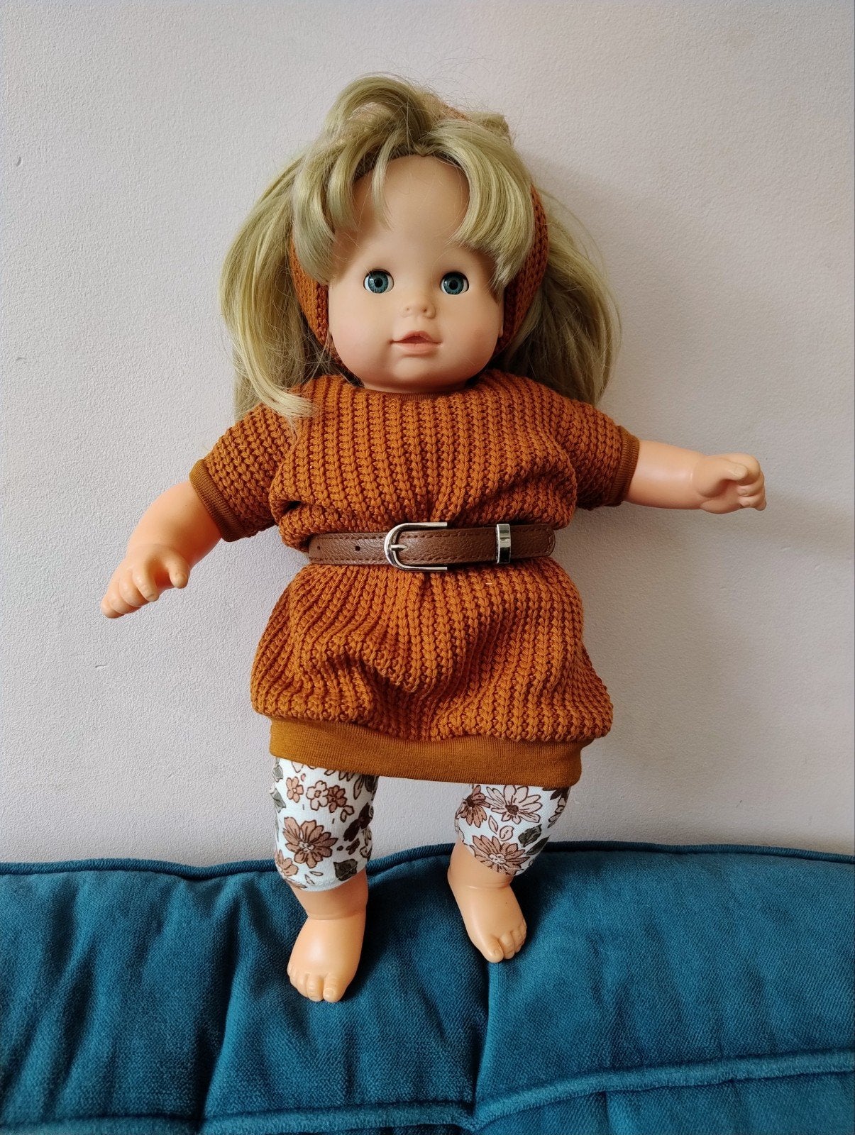 Leuke babypop met gebreide kleding en riem, Ophalen of Verzenden, Nieuw, Babypop