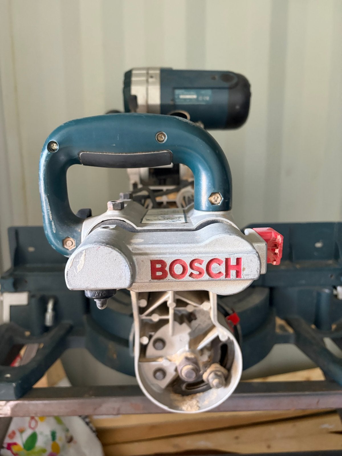 Bosch Afkortzaag 1800W met Standaard - Krachtig en Compleet, Doe-het-zelf en Verbouw, Gereedschap | Zaagmachines, Ophalen, Gebruikt