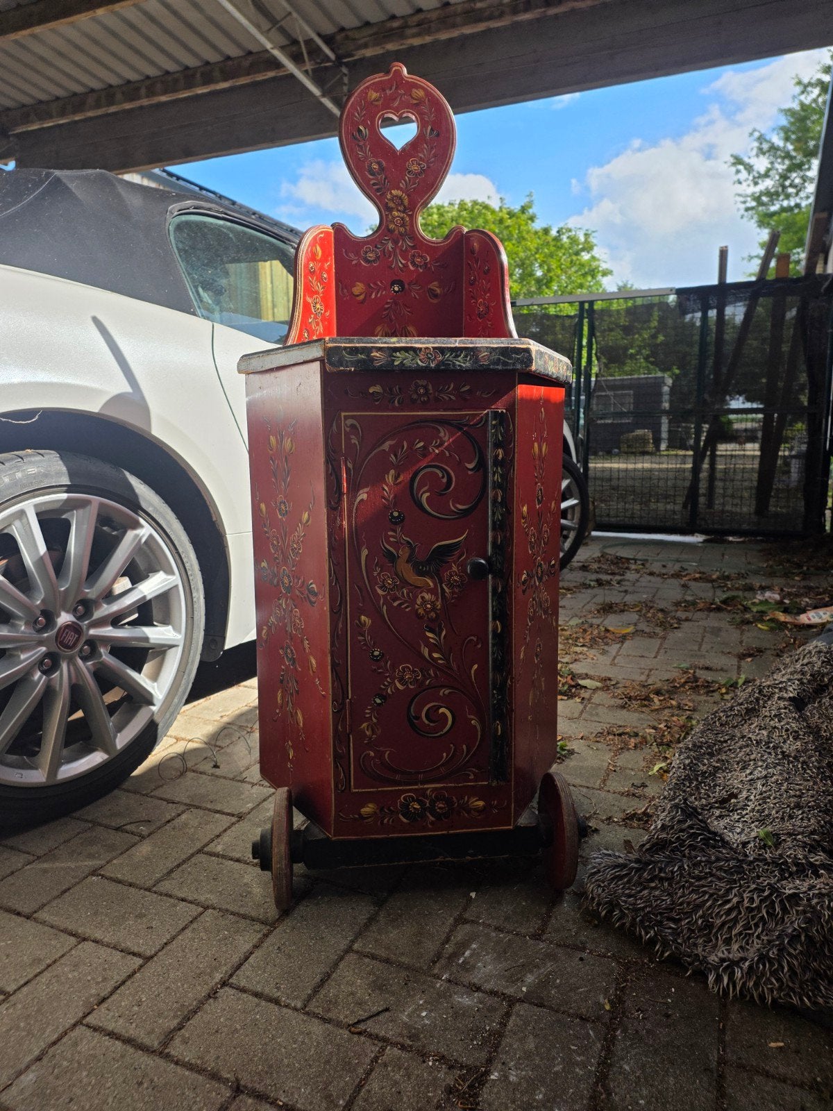 Antieke beschilderde hindelooper stilletje op wielen, Ophalen