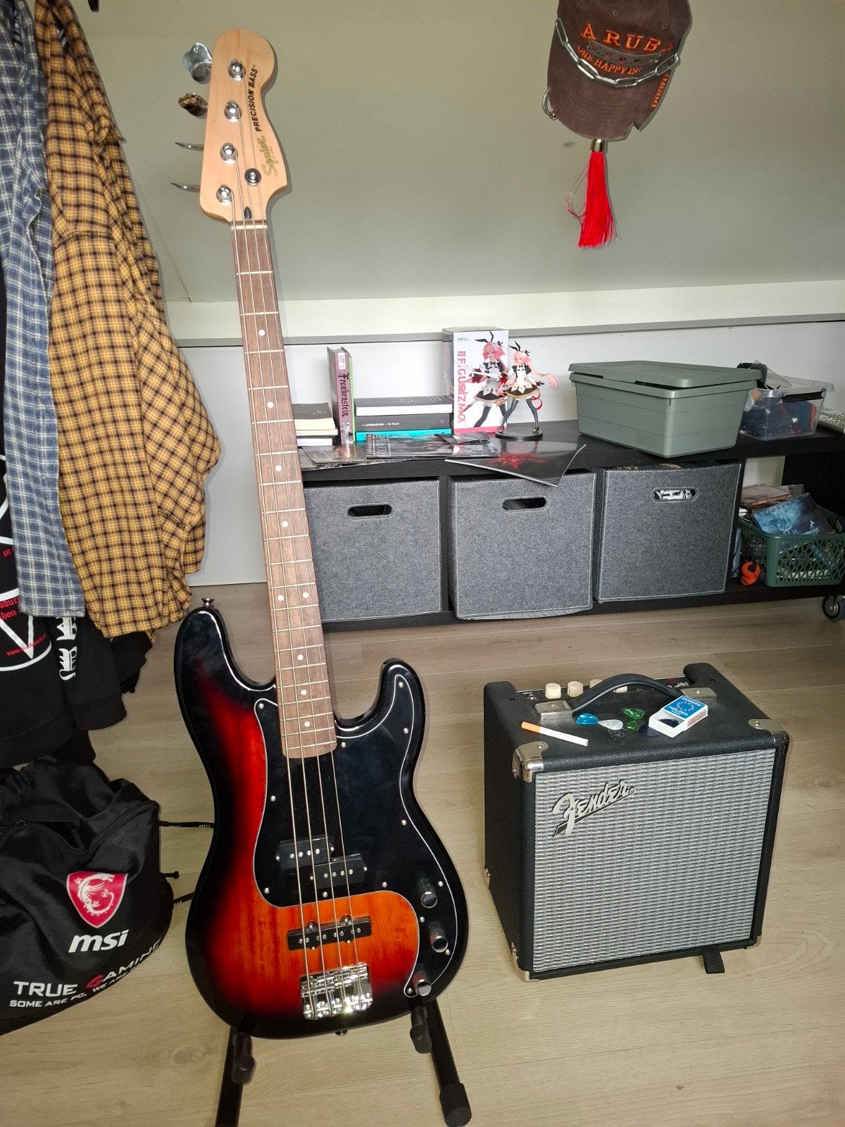 Fender Squier basgitaar met versterker en hoes, Ophalen of Verzenden, Gebruikt